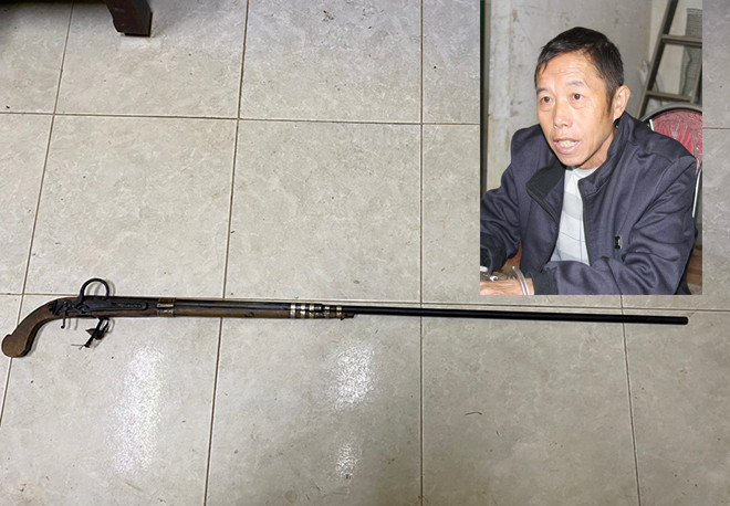  Say rượu, chồng dùng súng bắn vợ nhập viện: Giàng A Tăng (SN 1961, trú tại thôn Thào Hồng Dến, xã Mường Hoa, thị xã Sa Pa, tỉnh Lào Cai) đi uống rượu say về nhà có gây mâu thuẫn với vợ. Sau đó, Tăng đã sử dụng 1 khẩu súng kíp (súng săn tự chế) bắn gây thương tích cho vợ mình là Sùng Thị Me, SN 1966. Hậu quả khiến chị Me bị 15 viên đạn bi tự chế (đạn hạt cải) vào vùng lưng, bị thương tích tổn hại 50% sức khỏe. Công an thị xã Sa Pa đã khởi tố vụ án hình sự cố ý gây thương tích. 