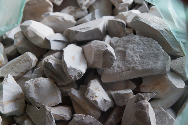 Cụ Biên kể: "Bây giờ chẳng mấy ai ăn nữa, vài chục năm trước dân trên này không ai xa lạ với món này, hồi đó thì làm gì có bánh kẹo như bây giờ, từ trẻ con đến người già ai cũng ăn. Đặc biệt, những phụ nữ khi mang bầu họ rất khoái món đất ngói này, có người đi chợ là phải tìm đến hàng đất ngay để ăn vội vài miếng cho đỡ thèm, có phiên chợ tôi bán được cả gánh đất, đắt như tôm tươi".