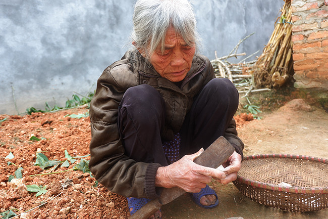 Theo tìm hiểu, tục ăn đất ngói ở Lập Thạch có từ khoảng những năm 1970 trở về trước, đất giống như dạng đất cao lanh non. Đây cũng ngôi làng duy nhất được xếp vào dạng "chuyện lạ Việt Nam" người dân đào đất để ăn như... kẹo.