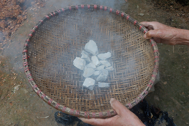 Cụ Biện hong đất trên khói sim.