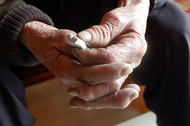 Theo cụ Biện, giá mỗi kg đất hiện giờ khoảng 100 nghìn đồng, đồi Vàng nhà cụ là nơi có nhiều đất ăn được nhất, đất này thường được người dân trong vùng gọi với cái tên quen thuộc là đất ngói. Để lấy được đất, người lấy phải đào một hố sâu khoảng 5- 6m, sau đó lật hết lớp đất màu vàng bên trên mới đến lớp đất ngói. Sau khi đào lên, đất được đem đi phơi khô, vạc thành những miếng nhỏ theo thớ đất, cạo hết lớp đất bám bên ngoài, phía bên trong lộ ra miếng đất trắng tinh như thạch cao. 