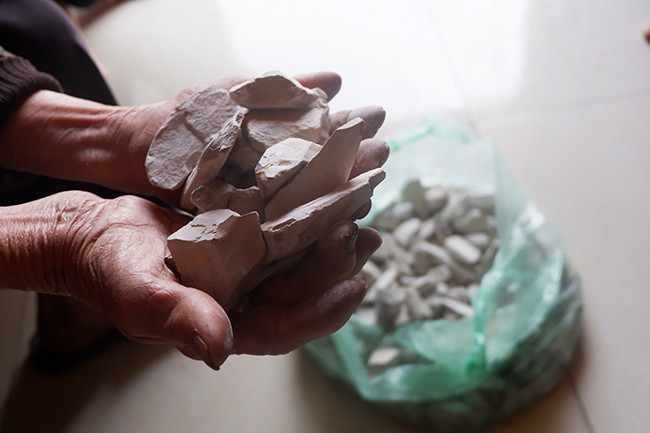 Cụ Biện chia sẻ: "Vài năm trước tôi vẫn đi chợ để bán món đất hun khói này đấy, nhưng giờ già rồi chỉ quanh quẩn ở nhà thôi, thỉnh thoảng vẫn có người tới mua về để ăn hay làm quà". 