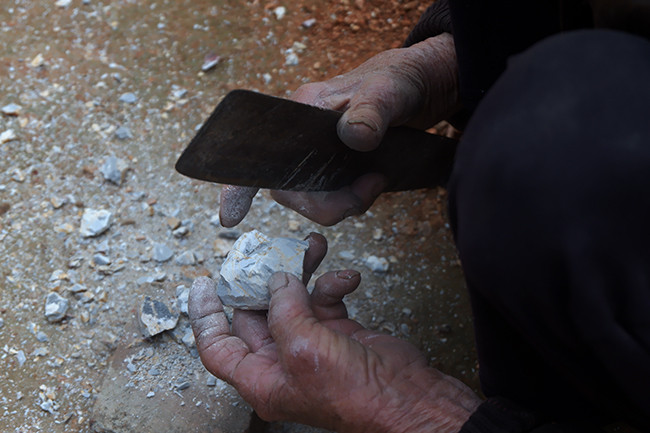 Trước kia, những phụ nữ mang thai thường mua đất này về để ăn. Bởi người dân cho rằng loại đất trên mát, có nhiều canxi, tốt cho thai nhi. Tuy nhiên, trên thực tế chưa có cơ sở khoa học nào chứng minh điều này.