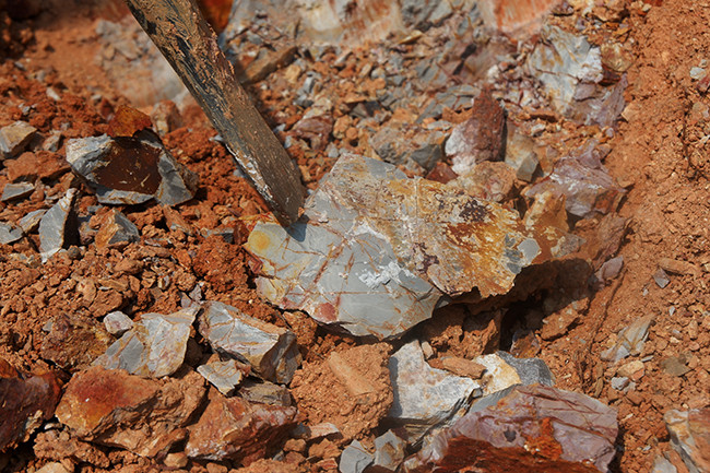 Theo cụ biện, hiện giờ trên đồi cũng không còn mấy thứ đất ăn được này nữa, bởi con cháu của cụ đã san đi để làm nhà lên trên. "Tôi chỉ còn khoảng 1 tạ đất ăn, bán hết số đó là không còn đất để bán. Sau này khi tôi mất đi, tục ăn có lẽ sẽ cũng không còn, những gì còn lại chỉ là hoài niệm trí nhớ của nhiều người về một vùng quê nghèo" - Cụ Biện luyến tiếc. 