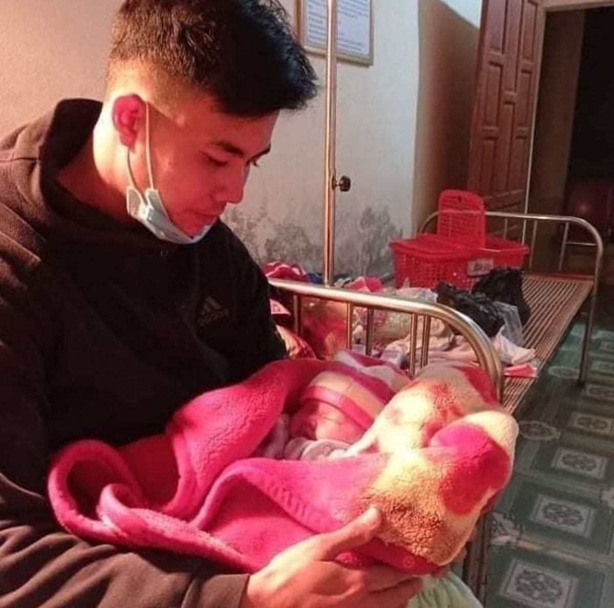 Tin nong ngay 12/1: Nu sinh lop 7 tu sinh con trong nha ve sinh-Hinh-2