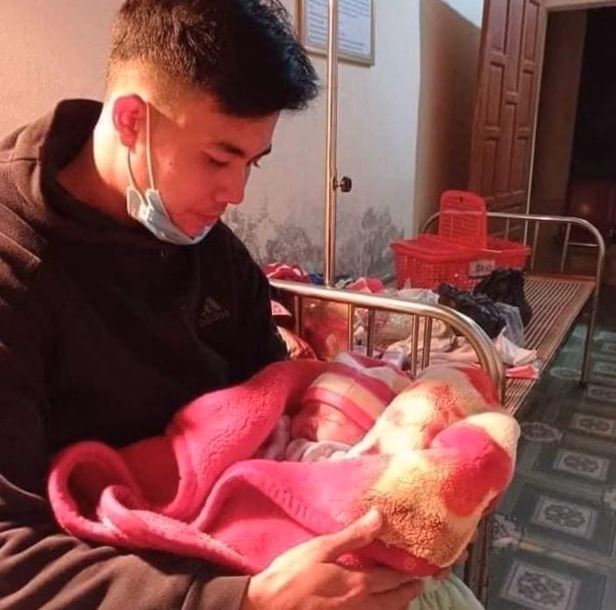 Tin nong ngay 12/1: Nu sinh lop 7 tu sinh con trong nha ve sinh-Hinh-2