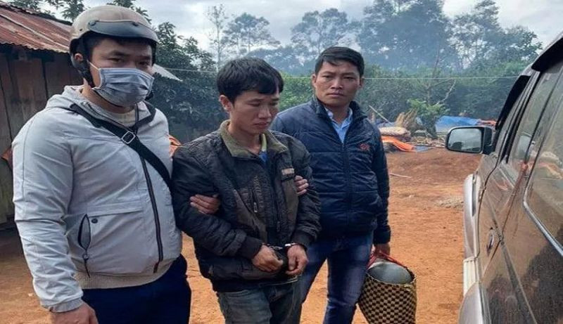  Bắt đối tượng trói chủ nhà cướp tài sản giữa ban ngày: Trưa 9/1, chị Đinh Thị Thu Th. (SN 1996; ngụ xã Đắk Lao, huyện Đắk Mil, tỉnh Đắk Nông) đang làm việc tại nhà thì bị Đặng Đình Tuấn (SN 1983, trú tại xã Đức Mạnh, huyện Đắk Mil) đột nhập nhà. Tuấn dùng dao bầu khống chế, trói tay chân, bịt miệng chị Th. và cướp hơn 17 triệu đồng, 1 sợ dây chuyền vàng... rồi tẩu thoát. Hôm nay, Công an huyện Đắk Mil cho biết đang tạm giữ Tuấn điều tra về hành vi cướp tài sản. 