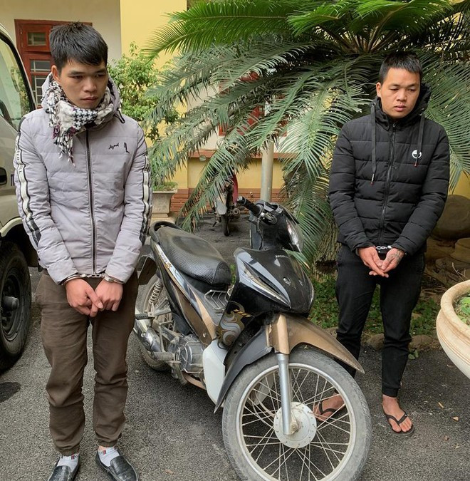  Trộm xe máy mang đi cầm cố lấy tiền mua ma túy: Ngày 1/1, Hoàng Văn Triệu (SN 1995) chở Vy Văn Ký (SN 1997, cùng trú tại huyện Cao Lộc, Lạng Sơn) đi mua ma túy khi đến khu vực xã Hải Yến, huyện Cao Lộc phát hiện 1 chiếc xe máy đang cắm chìa khóa nên đã ăn trộm rồi mang lên TP Lạng Sơn bán lấy 2 triệu rồi mua ma túy sử dụng sau đó 2 đối tượng này đã bị bắt giữ. Hôm nay, Công an huyện Cao Lộc đã khởi tố 2 đối tượng này để điều tra về hành vi trộm cắp tài sản. 