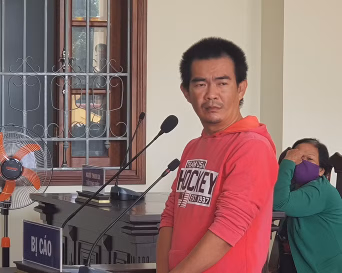  Yêu vợ bạn, bị đâm suýt mất mạng: Biết bạn có quan hệ tình cảm với vợ mình, Nguyễn Thanh Sang (40 tuổi; ngụ quận Ninh Kiều, TP Cần Thơ) đã yêu cầu 2 người chấm dứt mối quan hệ. Nhưng khi bắt gặp 2 người đi với nhau, Sang nảy sinh ghen tuông đã đâm nhân tình của vợ suýt mất mạng. Hôm nay, TAND TP Cần Thơ đã tuyên phạt Sang 14 năm tù về tội "Giết người".