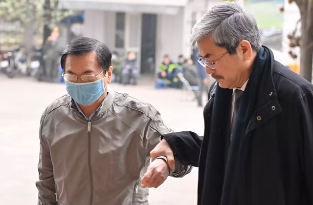 Trước đó trong phiên tòa diễn ra ngày 7/1, bị cáo Vũ Huy Hoàng đến tòa trong tình trạng luật sư phải dìu vào phòng xét xử.