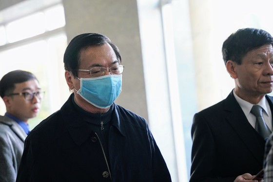 Vũ Huy Hoàng tỏ ra suy tư khi đứng trước phòng xét xử.