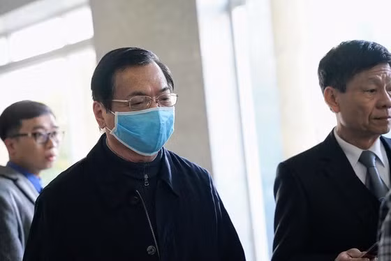 Vũ Huy Hoàng tỏ ra suy tư khi đứng trước phòng xét xử.