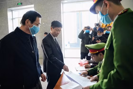 Phiên tòa ngày 7/1, cũng bị hoãn do vắng mặt một số bị cáo và nhiều người có quyền lợi, nghĩa vụ liên quan.