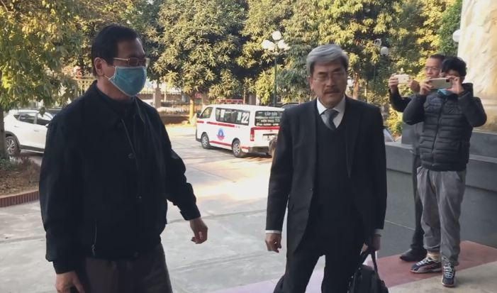 Tới phiên tòa lần này, dường như sức khỏe cựu Bộ trưởng Bộ Công thương Vũ Huy Hoàng đã tốt hơn lần trước khi ông có thể tự đi, không cần luật sư dìu.