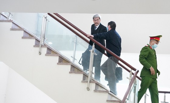 Khác với lần trước đến tòa, lần này ông tự đi lên cầu thang mà không cần người giúp sức.