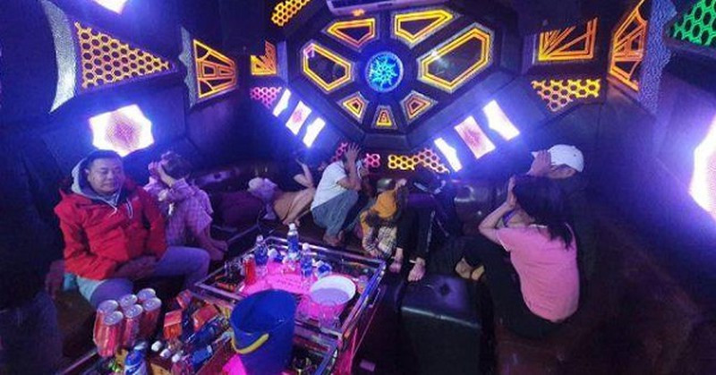  Phát hiện 9 đối tượng dương tính ma túy tại 2 quán karaoke: Khoảng 21h30 ngày 13/1, Công an huyện Duy Xuyên, tỉnh Quảng Nam bất ngờ kiểm tra cơ sở kinh doanh Karaoke Noke (thuộc xã Duy Nghĩa, huyện Duy Xuyên), qua kiểm tra, phát hiện có 1 phòng, 7 đối tượng có hành vi sử dụng trái phép chất ma túy, test nhanh cả 7 đối tượng đều dương tính với chất ma túy. 