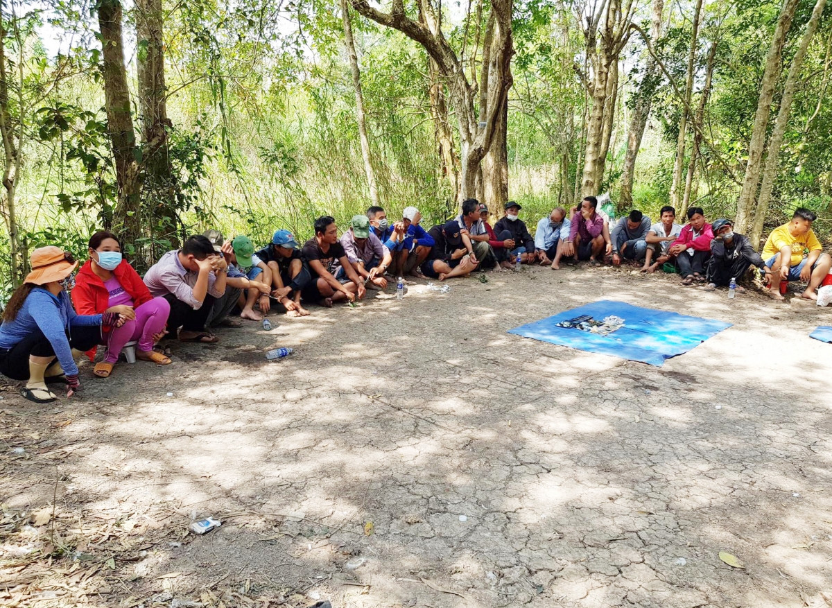  Triệt phá tụ điểm đá gà, tạm giữ 22 đối tượng: Khoảng 11h ngày 14/1, cơ quan Công an tỉnh An Giang bắt quả tang tụ điểm đánh bạc trái phép bằng hình thức đá gà, lắc tài xỉu ăn tiền, tại xã Vĩnh Thành, huyện Châu Thành. Tại hiện trường, Công an tạm giữ 22 người; thu nhiều tang vật như: 13 điện thoại di động, 21 xe môtô, 1 tấm bạt có ký hiệu tài xỉu, 20 cuộn băng keo, hơn 30 triệu đồng tại chiếu bạc và trên người các đối tượng... 