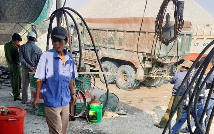  Cảnh sát điều tra vụ người chủ bị thùng xe ben đè chết: Sau khi rửa xe ở xã Tân Mỹ, huyện Bắc Tân Uyên, tỉnh Bình Dương, nam tài xế hạ thùng xuống thì phát hiện chủ phương tiện bị đè phía dưới. Nạn nhân được đưa đi cấp cứu nhưng không qua khỏi. Hôm nay, Công an huyện Bắc Tân Uyên cho biết, đã lấy lời khai những người liên quan, đồng thời trích xuất camera an ninh làm rõ nguyên nhân tử vong của nạn nhân. 