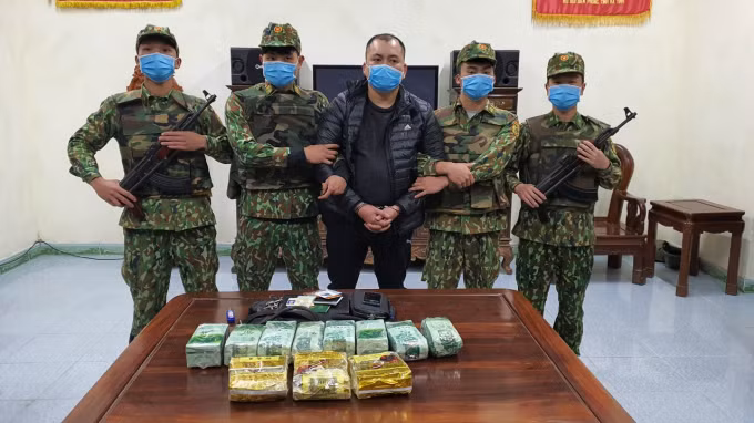  Vận chuyển 11 kg ma túy để lấy tiền công: Tối 13/1, tại xã Sơn Kim 1, huyện Hương Sơn (Hà Tĩnh), lực lượng chức năng bắt quả tang đối tượng Trần Ngọc Nam (1984), trú tại TP Đà Nẵng đang có hành vi vận chuyển trái phép chất ma túy. Kiểm tra tại hiện trường lực lượng chức năng thu giữ 8kg ketamin, 3kg ma túy tổng hợp dạng đá, 1 xe ô tô và các tang vật liên quan. 