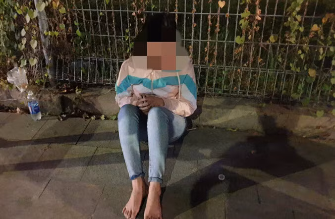  Bạn trai bỏ đi sau khi tâm sự, cô gái 22 tuổi bị cướp ngay xe máy: Khoảng 22h30 ngày 13/1, trong lúc tâm sự ở phường Lái Thiêu, TP Thuận An (tỉnh Bình Dương), chị Đỗ Trần Quỳnh N. (22 tuổi, quê Sóc Trăng) và bạn trai xảy ra mâu thuẫn. Sau khi bạn trai rời đi, chị N. đứng nói chuyện điện thoại thì bất ngờ 2 đối tượng xuất hiện dùng hung khí uy hiếp cướp xe của nạn nhân. Hôm nay, Công an TP Thuận An cho biết đang thụ lý giải quyết vụ việc.