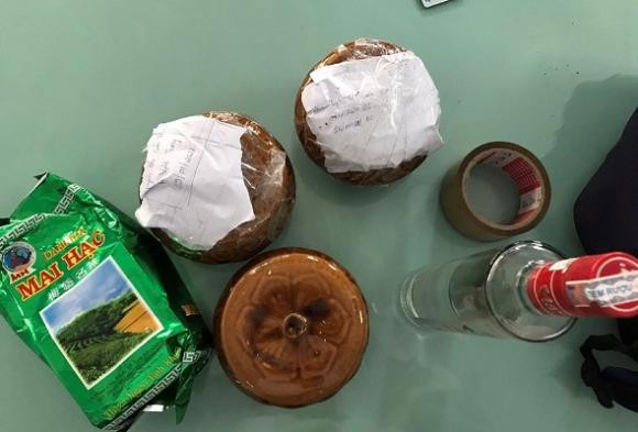  Nam thanh niên say rượu bỏ quên 2 hũ sành nghi đựng tro cốt: Ngày 14/1, Công an phường Khuê Trung, Q.Cẩm Lệ, TP Đà Nẵng cho biết đang tạm giữ 1 ba lô, bên trong có 2 hũ sành nghi có chứa tro cốt được người dân đem đến trình báo, giao nộp. Theo khai báo của bà Mai Vân Anh (SN 1984, bán đồ ăn trên địa bàn) ngày 9/1, có khách nam say rượu vào quán gọi đồ ăn nhưng để lại chiếc ba lô rồi nhanh chóng rời đi. Sau 4 ngày không thấy thanh niên trên quay lại nhận ba lô, bà Anh kiểm tra thì thấy 3 hũ gốm nghi đựng tro cốt nên đến cơ quan công an trình báo, giao nộp. 