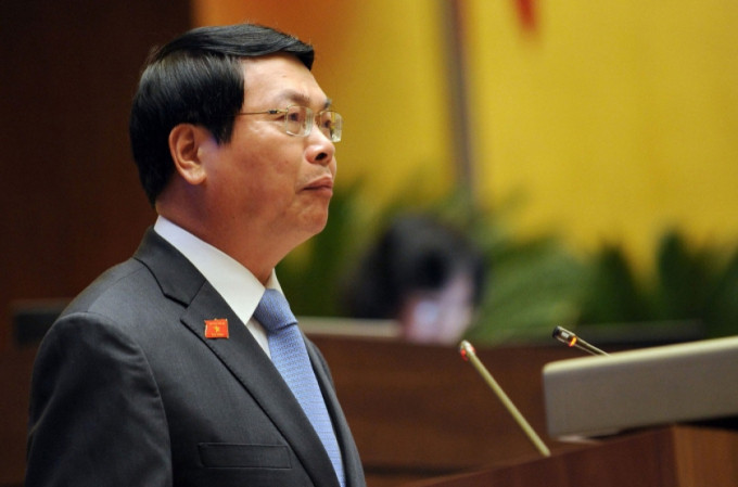 Quá trình quản lý Sabeco, Vũ Huy Hoàng và Phan Chí Dũng đã chỉ đạo cán bộ cấp dưới thực hiện các thủ tục góp vốn bằng quyền sử dụng khu đất này để thành lập Công ty liên doanh Sabeco Pearl cùng với các doanh nghiệp tư nhân đầu tư thực hiện Dự án "Xây dựng khách sạn 6 sao, trung tâm thương mại, trung tâm hội nghị, hội thảo và văn phòng cho thuê".