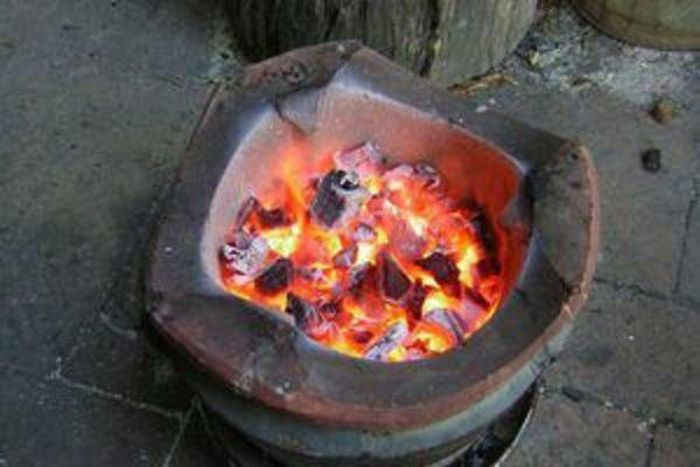  Đốt than sưởi ấm, 2 bà cháu tử vong: Ngày 5/2, UBND xã Quảng Nham, huyện Quảng Xương, Thanh Hóa cho biết, trên địa bàn xã vừa xảy ra vụ ngạt khí do đốt than trong phòng ngủ sưởi ấm. Hậu quả, 2 bà cháu tử vong còn 2 người khác nguy kịch. (Ảnh minh họa)