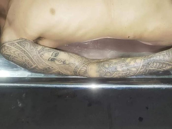  Tìm thân nhân thanh niên tử vong có hình xăm mặt người: Ngày 5/2, Công an quận Bình Thạnh, TP HCM cho biết đang điều tra, làm rõ nguyên nhân một thanh niên tử vong trong tư thế treo cổ trong bụi cây ở trạm kiểm soát triều Bình Triệu, phường 26. Công an quận Bình Thạnh kêu gọi ai là thân nhân của nạn nhân hoặc có người mất tích giống đặc điểm trên xin liên hệ Công an quận.