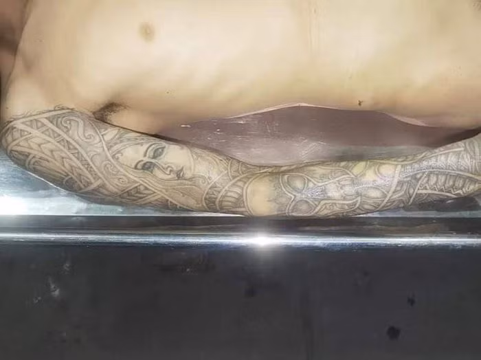  Tìm thân nhân thanh niên tử vong có hình xăm mặt người: Ngày 5/2, Công an quận Bình Thạnh, TP HCM cho biết đang điều tra, làm rõ nguyên nhân một thanh niên tử vong trong tư thế treo cổ trong bụi cây ở trạm kiểm soát triều Bình Triệu, phường 26. Công an quận Bình Thạnh kêu gọi ai là thân nhân của nạn nhân hoặc có người mất tích giống đặc điểm trên xin liên hệ Công an quận.