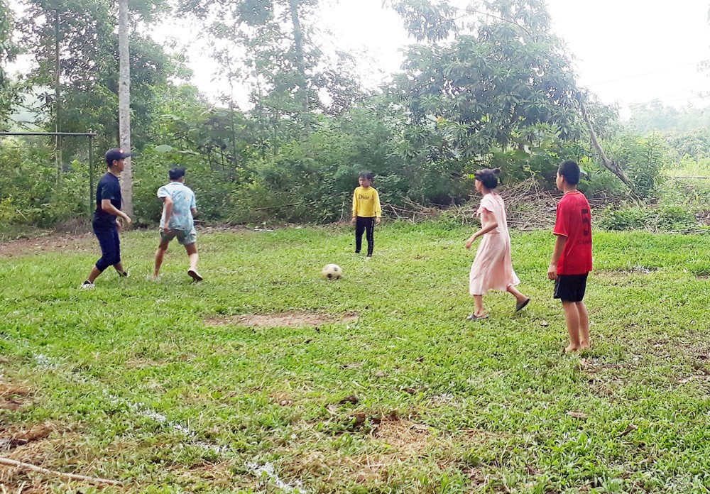  Bé trai 5 tuổi chạy theo quả bóng bất ngờ ngã tử vong: Ngày 7/2, UBND xã Trung Thành, huyện Yên Thành, Nghệ An cho biết, chiều 6/2, trong lúc chơi đùa cùng anh trai và các bạn ngoài sân bóng, bé Đ.Q.C (5 tuổi, trú xã Trung Thành) bất ngờ ngã xuống, ngất xỉu và tử vong. Được biết, thời điểm xảy ra sự việc, thời tiết ở khu vực này rất lạnh, nhiệt độ khoảng 14 độ C kèm gió mạnh. (Ảnh minh họa)