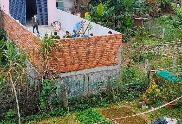  Bị truy đuổi, thanh niên rơi từ trên cao xuống tử vong: Bị nhóm thanh niên cầm hung khí truy đuổi nên Nguyễn Văn Vương (22 tuổi, ngụ huyện Đại Lộc, Quảng Nam) chạy trốn thì bị rơi từ bức tường cao khoảng 5m xuống mương nước bên dưới tử vong. Ngày 7/2, Công an tỉnh Quảng Nam cho biết đang điều tra, làm rõ. 