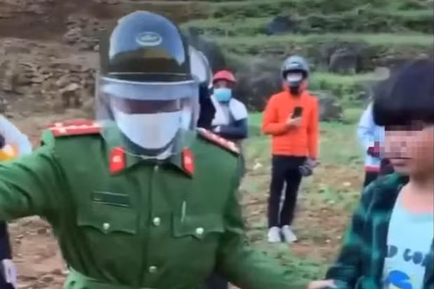 Vu “bat vo” o Ha Giang: Chien si cong an giai cuu la ai?