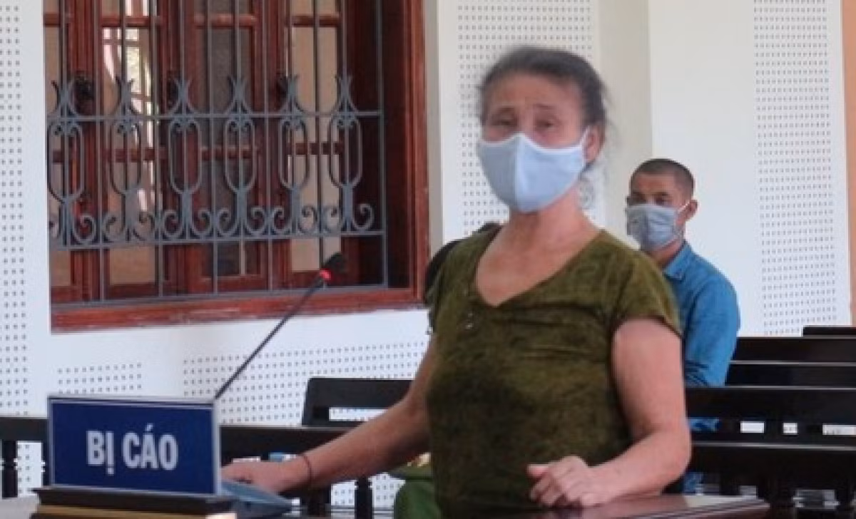  Vợ dùng dây thừng siết cổ, gậy gỗ đánh chồng tử vong: Say rượu, ông Lữ Văn P. (trú Quế Phong, Nghệ An) đập phá đồ đạc, chửi bới. Người đàn ông đã bị vợ là Sầm Thị Hương (SN 1959) dùng dây thừng siết cổ, gậy gỗ đánh… tử vong. Ngày 14/6/2021, TAND tỉnh Nghệ An tuyên phạt bị cáo Hương 7 năm tù về tội "Giết người".