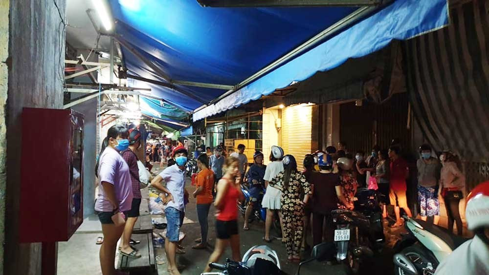  Bị vợ đâm chết vì muốn ăn cơm hộp: Tối 19/2/2020, Văn Huệ Lệ (37 tuổi, ở TP HCM) đưa cho Nguyễn Chí Thiện (39 tuổi, chồng của Lệ) 100.000 đồng để mua 5 ổ bánh mì. Tuy nhiên, anh Thiện cầm tiền đi mua 4 ổ bánh mì và 1 hộp cơm. Giữa 2 người đã xảy ra mâu thuẫn, Lệ đã dùng dao đâm chồng tử vong. 