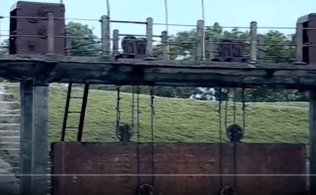 Danh tính nạn nhân là anh Nguyễn Cảnh Bình (SN 1975) trú tại tổ dân phố 5, thị trấn Đức Thọ (Hà Tĩnh), Phó Tổ trưởng Tổ quản lý cống thủy lợi Đức Xá trên đê La Giang, thuộc địa phận huyện Đức Thọ. Trước đó, anh Bình được phân công trực điều tiết nước tại cống thủy lợi Đức Xá phòng, chống bão số 14 (bão Hải Yến).