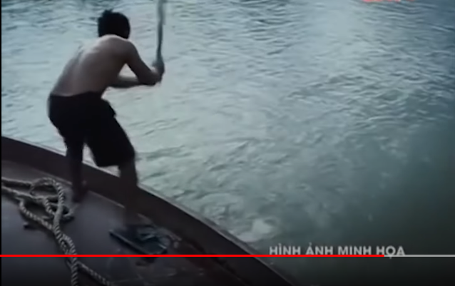 Sau đó, do bực tức vì bị anh Bình bám theo sau để xin lại tiền thắng bạc, Lê Hạnh đã dùng tay đẩy anh Bình ngã xuống sông. Không những bỏ mặc nạn nhân đang chới với dưới nước, nhẫn tâm hơn, khi anh Bình nổi lên kêu cứu, Lê Hạnh còn lạnh lùng lấy xẻng đập mạnh xuống mặt nước chỗ anh Bình nổi lên và nói: “Tao đập cho mày chết luôn”. Kết quả anh Nguyễn Cảnh Bình bị chết đuối. 