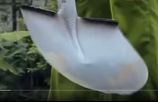 Tại đây, lực lượng chức năng phát hiện ra một chiếc xẻng, một điện thoại Nokia đã qua sử dụng. Đây được nhận định là những vật chứng quan trọng có thể hỗ trợ quá trình điều tra. 