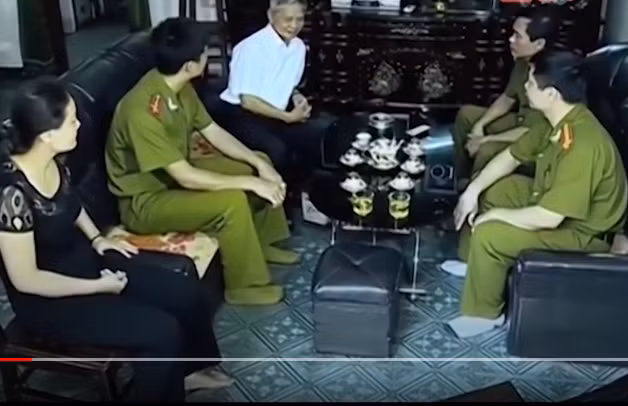 Không còn cách nào khác, những điều tra viên có kinh nghiệm buộc phải kiên trì thuyết phục để gia đình anh Bình ủng hộ và hợp tác. 