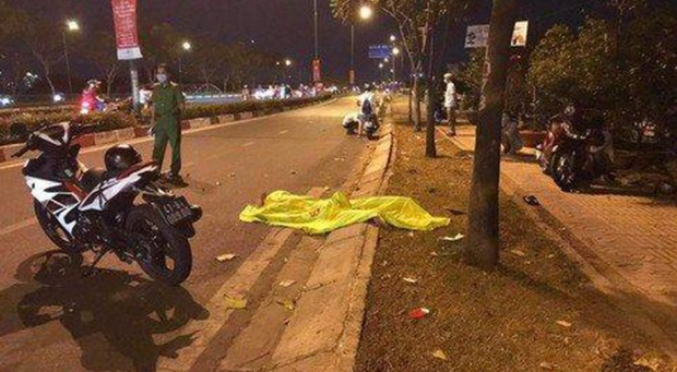  Thanh niên cướp giật tối mùng 1 Tết, té xe tử vong khi bỏ chạy: Tối 1/2, ba thanh niên giật túi xách của đôi nam nữ đi trên địa bàn TP Thủ Đức, TP HCM, trong khi bỏ chạy thì một người bị té xe tử vong tại chỗ. Người té xe tử vong được xác định là Dương Quốc T. (SN 1993, ngụ quận Gò Vấp)