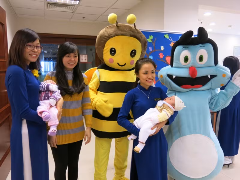 Các điều dưỡng Khoa Sơ sinh chia sẻ hạnh phúc với gia đình có con sinh non.