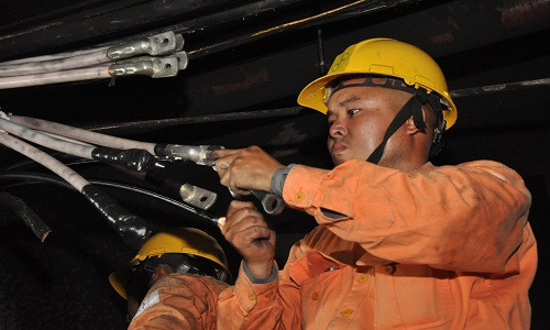 Ho tro khac phuc su co cap dien cho chung cu Xa La sau hoa hoan-Hinh-3