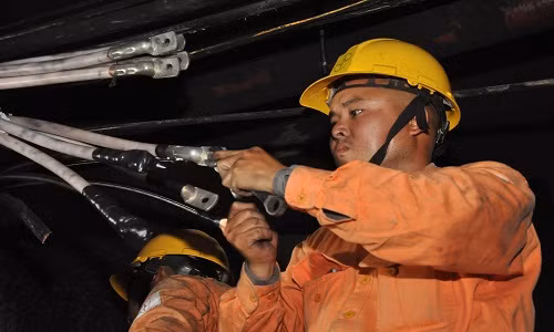 Ho tro khac phuc su co cap dien cho chung cu Xa La sau hoa hoan-Hinh-3