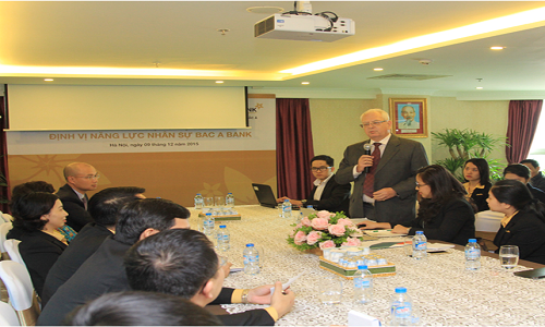 Ông William Anthony Jennings, TGĐ BTCI trình bày về cách thức thực hiện dự án.