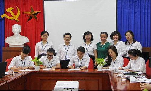 Lãnh đạo và CBCNV Trung tâm Chăm sóc khách hàng EVN HANOI ký cam kết thực hiện thi đua 5S.