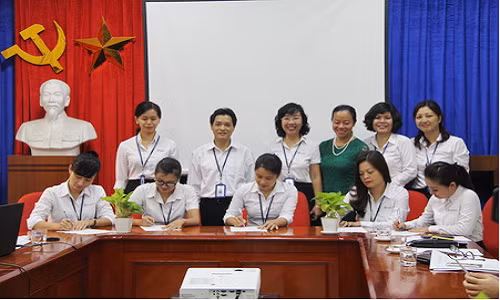 Lãnh đạo và CBCNV Trung tâm Chăm sóc khách hàng EVN HANOI ký cam kết thực hiện thi đua 5S.