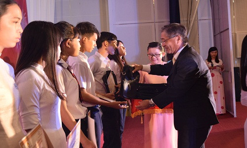 “Cho em den truong” dong hanh cung hoc sinh ngheo Dong Nai-Hinh-3