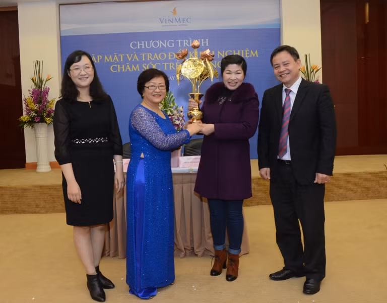 Thay mặt các gia đình, chị Nguyễn Thị Hương Trang (Bắc Ninh) đã tặng BS Trần Liên Anh (người mặc áo dài xanh) – Trưởng khoa Sơ sinh món quà tri ân khoa đã cứu sống thành công nhiều trẻ sinh non.