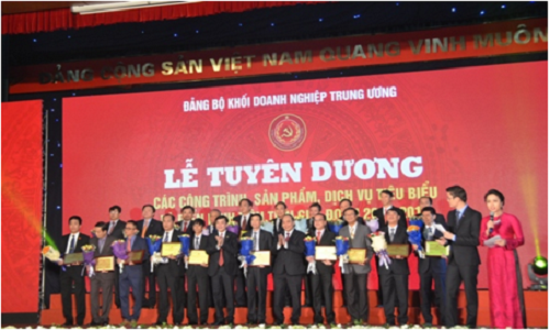 Phó Thủ tướng Nguyễn Xuân Phúc tuyên dương các sản phẩm, công trình tiêu biểu giai đoạn 2011-2015.