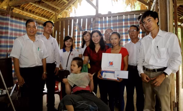 Duoc si Le Thi Binh: Sau su nghiep thanh cong la gia dinh hanh phuc-Hinh-4