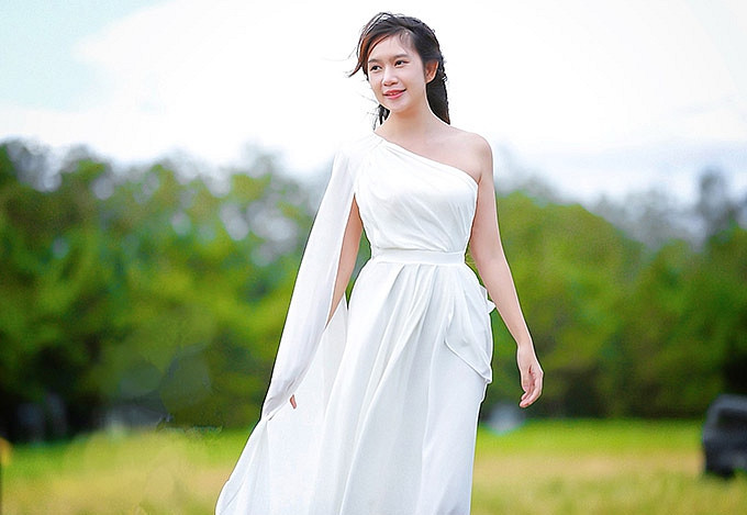 Từng tốt nghiệp thạc sĩ ngành luật tại Anh nhưng Minh Hà vẫn chọn lui về làm hậu phương, hỗ trợ chồng hoạt động nghệ thuật.